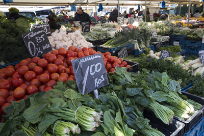 De markten in Rotterdam gelden voor veel minima als een betaalbare manier om groenten en fruit in te slaan