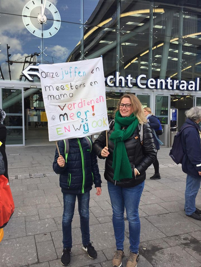 Spandoek "onze juffen en meesters en mama verdienen meer! En wij ook"