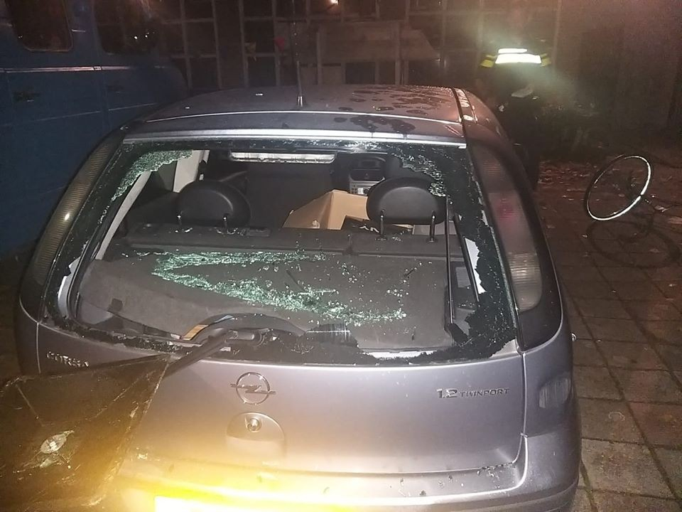 Een vernielde auto