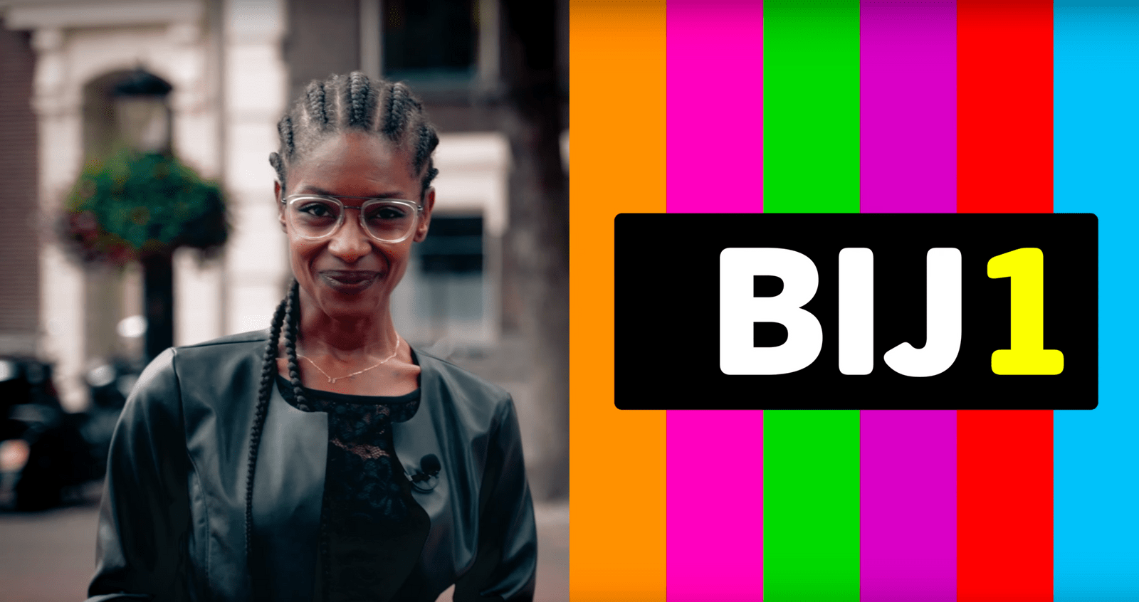 Links zie je Sylvana op straat die recht de camera inkijkt, glimlachend. Rechts zie je het logo van BIJ1 met erachter de regenboogkleuren van de partij.