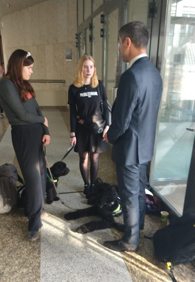 Anne-Fleur en Nine met staatssecretaris Blokhuis tijdens het vorige AO over de GGZ