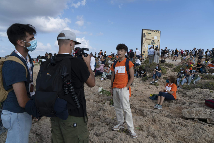 uno scolaro viene filmato e intervistato sulla costa rocciosa