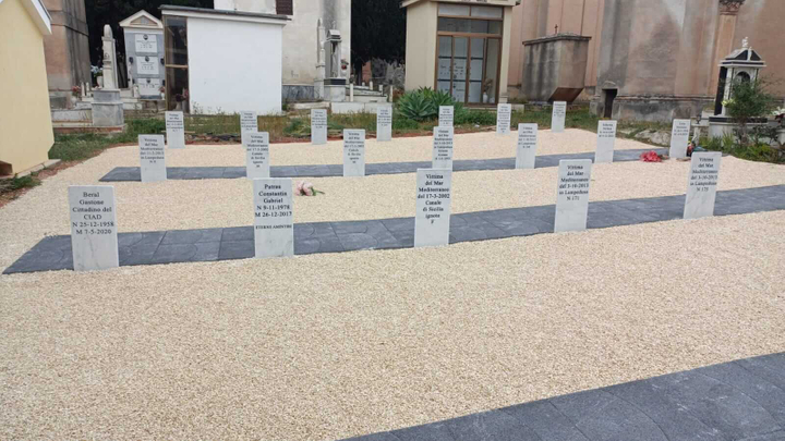 un sobrio cimitero con 19 tombe