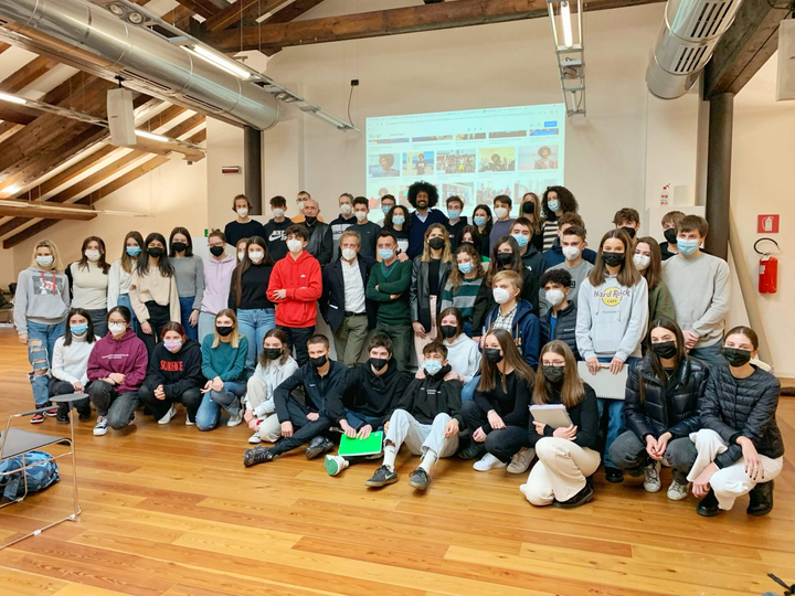 foto di gruppo di decine di studenti che si fanno fotografare con qualcuno del Comitato Tre Ottobre