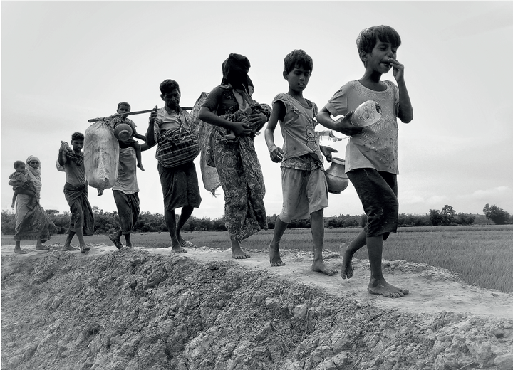 foto in bianco e nero di una famiglia che cammina a piedi nudi