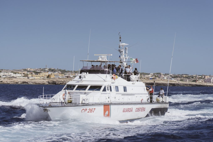 foto di una barca bianca con la scritta guardia costiera